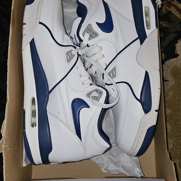 Nike - Picture 3 of 5